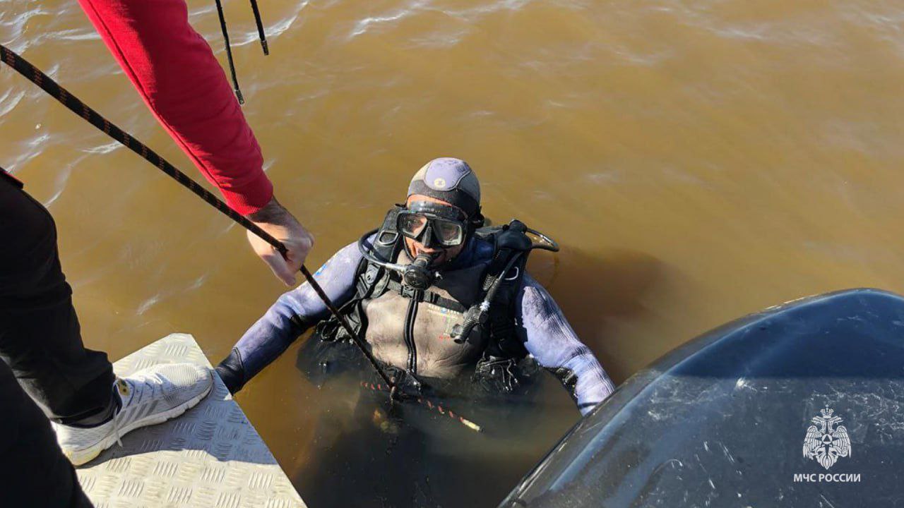Водолазные сборы прошли в Комсомольске В Комсомольске на Амуре завершился квартальный сбор спасателей МЧС России по водолазной подготовке с применением водолазных технологий Такие сборы проводятся регулярно они позволяют водолазам отточить практические навыки и повысить уровень подготовки Спасатели в ходе погружений подтвердили свои классы и получили допуски к водолазным работам Они успешно отработали упражнения по подводному ориентированию и поиску затопленного предмета