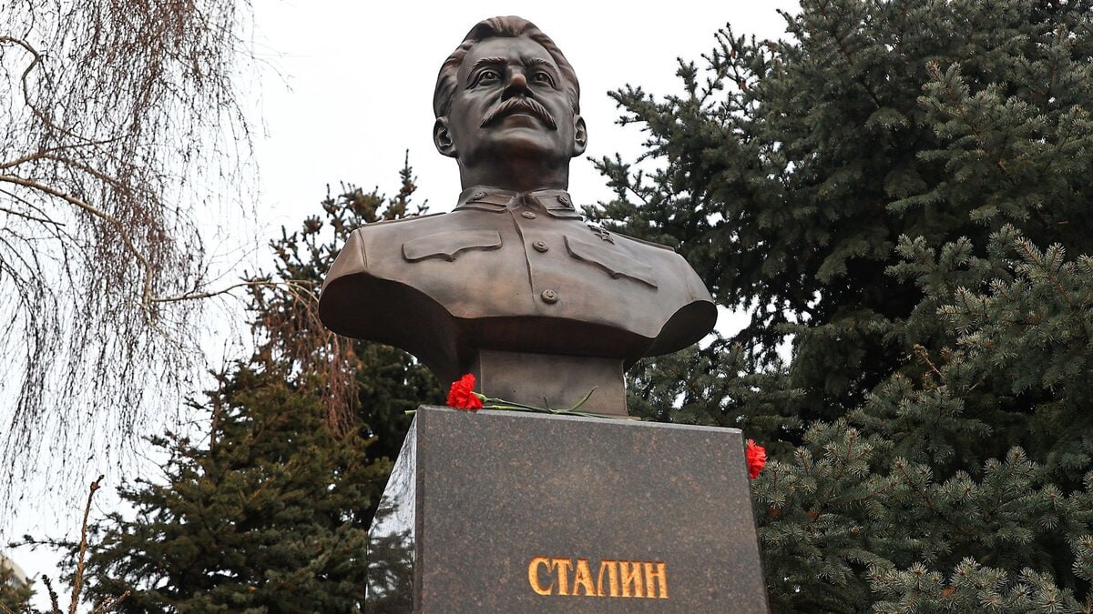 Общественники предложили установить памятник Иосифу Сталину в Ростове-на-Дону В Ростове-на-Дону предложили установить памятник Иосифу Сталину. Об этом пишет «Молот» со ссылкой на заявление инициативной группы. Представитель группы Александр Шабалов пояснил, что ранее в донской столице располагалось не менее четырех монументов Генерального секретаря КПСС, но все они были демонтированы во время периода десталинизации, который начался с ХХ съезда КПСС в 1956 году. По мнению Александр Шабалова, сейчас в России наметился спрос на позитивный образ советского политического и государственного деятеля. Так, например, на станции «Таганская» в Москве вернули памятник Иосифу Сталину. Представители общественности считают, что скульптуру в Ростове можно установить на левом берегу Дона, по просп. Ворошиловский, 50 и на территории парка Октябрьской Революции. «Но для начала запланировано разослать письма в общественные организации донской столицы, а также в отделения политических партий, чтобы выяснить их позицию и заручиться возможной поддержкой. Затем инициативная группа обратится в городскую межведомственную комиссию, которая рассматривает общественные предложения. В случае одобрения начнется поиск источников финансирования и разработка проекта», — говорится в сообщении. Поддерживаем? - да - нет Подписаться на "Новости Ростова" Прислать новость