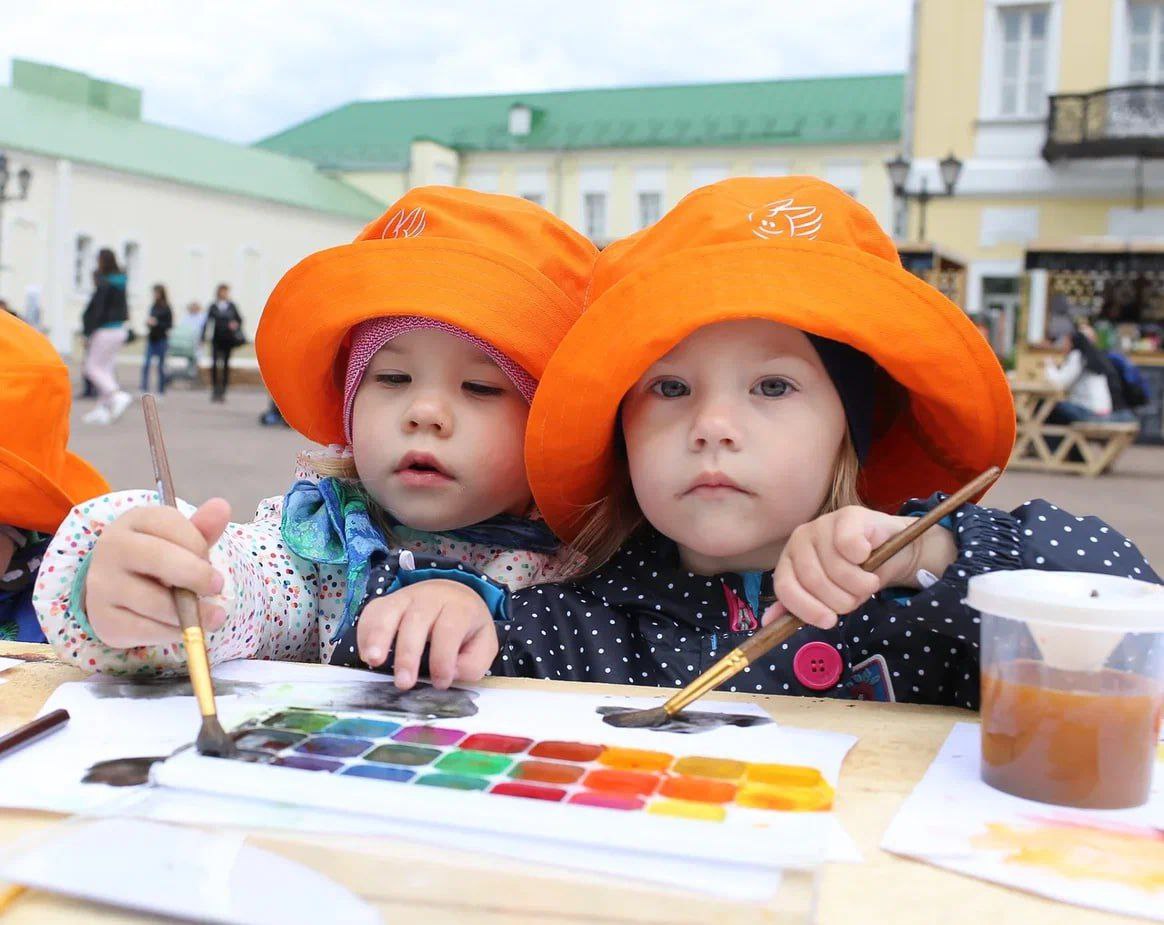 20 нижегородских производителей товаров для детей представили свою продукцию на XV Конгрессе индустрии детских товаров в Москве. Ознакомиться с продукцией нижегородских производителей можно на стенде региона, выполненного в виде комнаты для многодетной семьи. Поддержку оказал Центр кластерного развития ЦКР Нижегородской области. Специалисты центра помогли с разработкой макета, застройкой и сопровождением коллективного стенда, оплатили аренду выставочных площадей и мебели, передаёт канал Proстратегию. На Конгрессе представили: одежду и текстиль, мебель, развивающие игрушки и учебные пособия, средства гигиены и бытовую химию. В рамках деловой программы конгресса – обсуждение законодательных аспектов регулирования индустрии детских товаров, реализация новых национальных проектов и планы по развитию на 2025–2030 годы. Всего запланировано более 25 мероприятий. В Нижегородской области подписали «дорожную карту» развития индустрии детских товаров до 2030 года, производителям оказывают меры господдержки. «В 2023 году мы создали профильный кластер, в который вошли 35 компаний, сегодня количество компаний увеличилось более чем в два раза — до 80», — рассказал министр промышленности, торговли и предпринимательства Нижегородской области Максим Черкасов. Статус позволяет получать меры господдержки, в том числе это: субсидии на продвижение и создание интерне-магазина, льготная сертификация, участие в обучающих мероприятиях, профильных выставках и бизнес-миссиях, льготные займы.