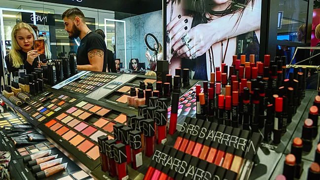 Россия увеличила ввоз косметики из Южной Кореи до рекордных $35,8 млн в апреле 2025 года, следует из данных южнокорейской статслужбы. Как отмечает РИА Новости, импорт вырос приблизительно на четверть как в годовом, так и в месячном выражениях. По данным статистической службы, российские компании в большей степени ввозили средства для ухода за кожей — на $33,3 млн. Средств для макияжа глаз было импортировано на $1,2 млн, а губ — $982 тыс. В начале мая выяснилось, что США вновь стали экспортировать в Россию косметические средства.