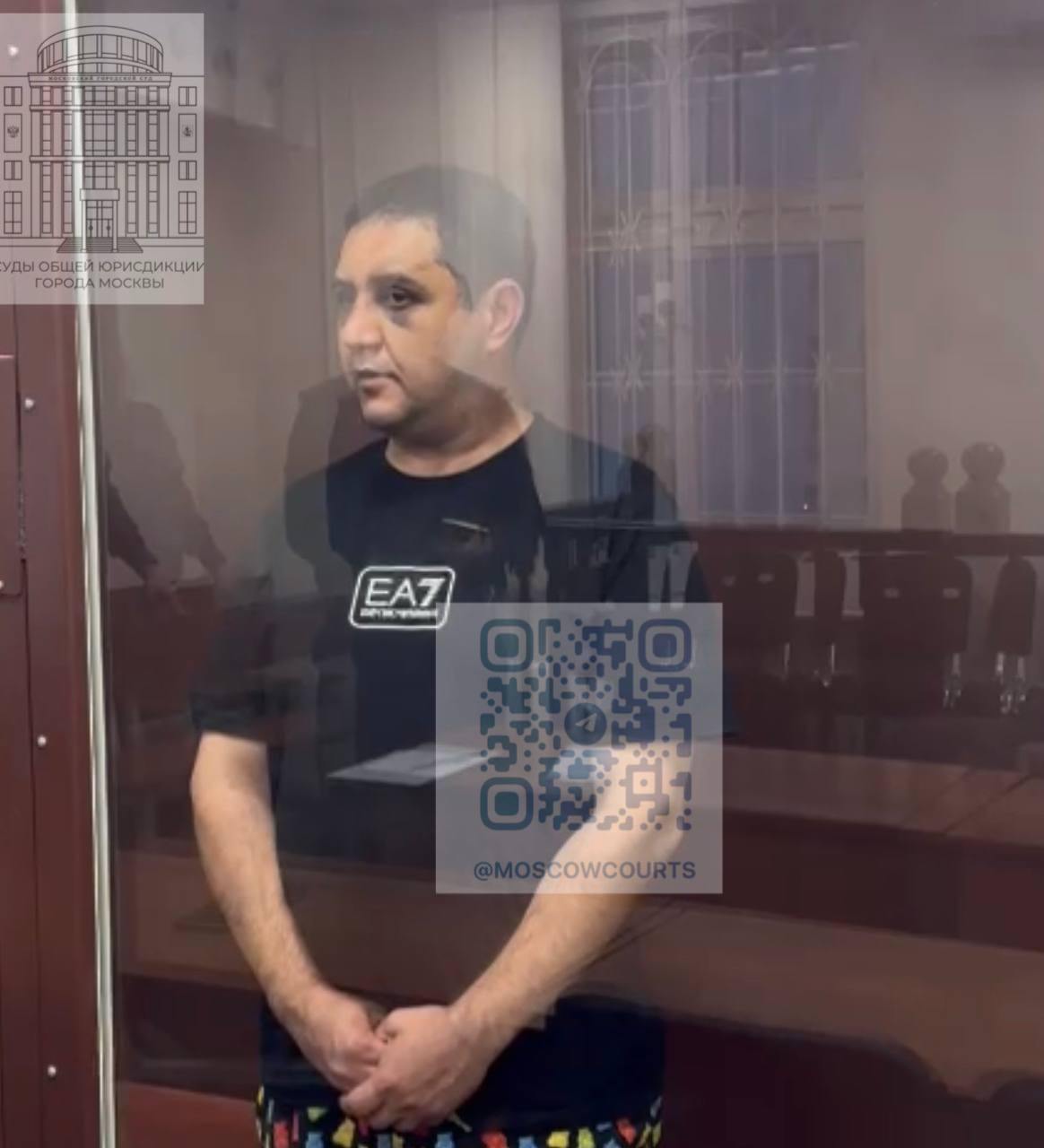 Похищенный чеченцами Арег Щепихин заявил что его судят за неопубликованное видео Сегодня в Пресненском суде Москвы огласили обвинение блогеру Арегу Щепихину 3 июня похищенному чеченскими силовиками с Ярославского вокзала Как передал наш корреспондент заседание началось с того защитник по соглашению Андрей Безверхний вышел из дела поскольку заключил договор только на время предварительного следствия Теперь сторона защиты включает в себя адвоката по назначению Сотникова и самого Щепихина который выразил готовность отстаивать свои интересы самостоятельно На защитника по соглашению не осталось денег заявил Щепихин Согласно обвинению со 2 по 4 июня Арег Щепихин опубликовал несколько видео в которых оскорбил чувства чеченцев евреев дагестанцев и мусульман призывал применять насилие против этих групп оскорблял мусульманские религиозные символы Щепихину вменяют статьи о публичных призывах к экстремистской деятельности возбуждении вражды по национальному признаку и нарушении права на свободу совести и вероисповеданий Щепихин сказал что признает вину Однако после этого добавил что видео по которым следователь Сафаров возбудил уголовное дело он не публиковал по словам обвиняемого они находились в памяти телефона Щепихин также указал что как ему кажется следователь и часть следственной группы постоянно были в состоянии наркотического опьянения Первая очная ставка по словам обвиняемого длилась 36 часов первые сутки без пауз и сна Причем следственное мероприятие проводилось немногим позже избиения Щепихина похитителями Он просил предоставить фото его семи похитителей для опознания и показать их по центральному телевидению поскольку считает их участниками ОПГ Щепихин добавил что обвинение по статье Нарушение права на свободу совести и вероисповеданий его под давлением заставили подписать следователь Сафаров и адвокат Безверхний Обвиняемый содержащийся в СИЗО попросил изменить ему меру пресечения на более мягкую но судья Елена Абрамова отказала в этом Фото архив пресс службы судов общей юрисдикции Москвы Подпишитесь на SOTAvision новости из России без цензуры и пропаганды