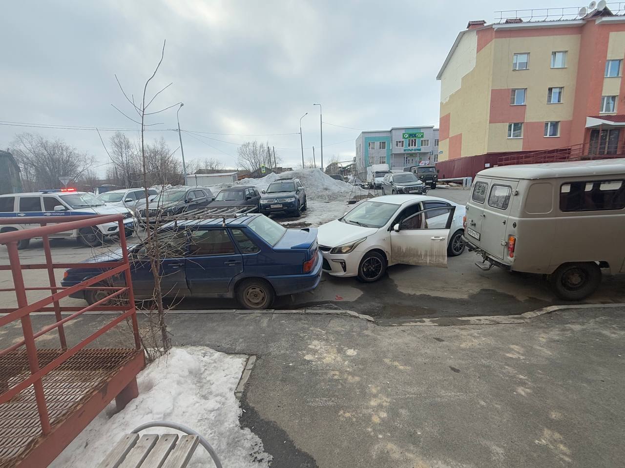 За прошедшие сутки на дорогах Ямало-Ненецкого автономного округа зарегистрировано 10 ДТП, последствиями которых стали механические повреждения транспортных средств. С начала 2025 года на ямальских дорогах в 1982 зарегистрированных ДТП погибло 5 человек и 101 получили травмы, в их числе 10 детей. В Госавтоинспекции призывают всех участников дорожного движения быть внимательнее на дорогах и соблюдать ПДД. Водителям рекомендуют выбирать скоростной режим с учетом дорожных и метеорологических условий. Пешеходам, в темное время суток, рекомендуют размещать на верхней одежде световозвращающие элементы. #мвдроссии #полиция #гибддянао #гибдд #янао #дтп
