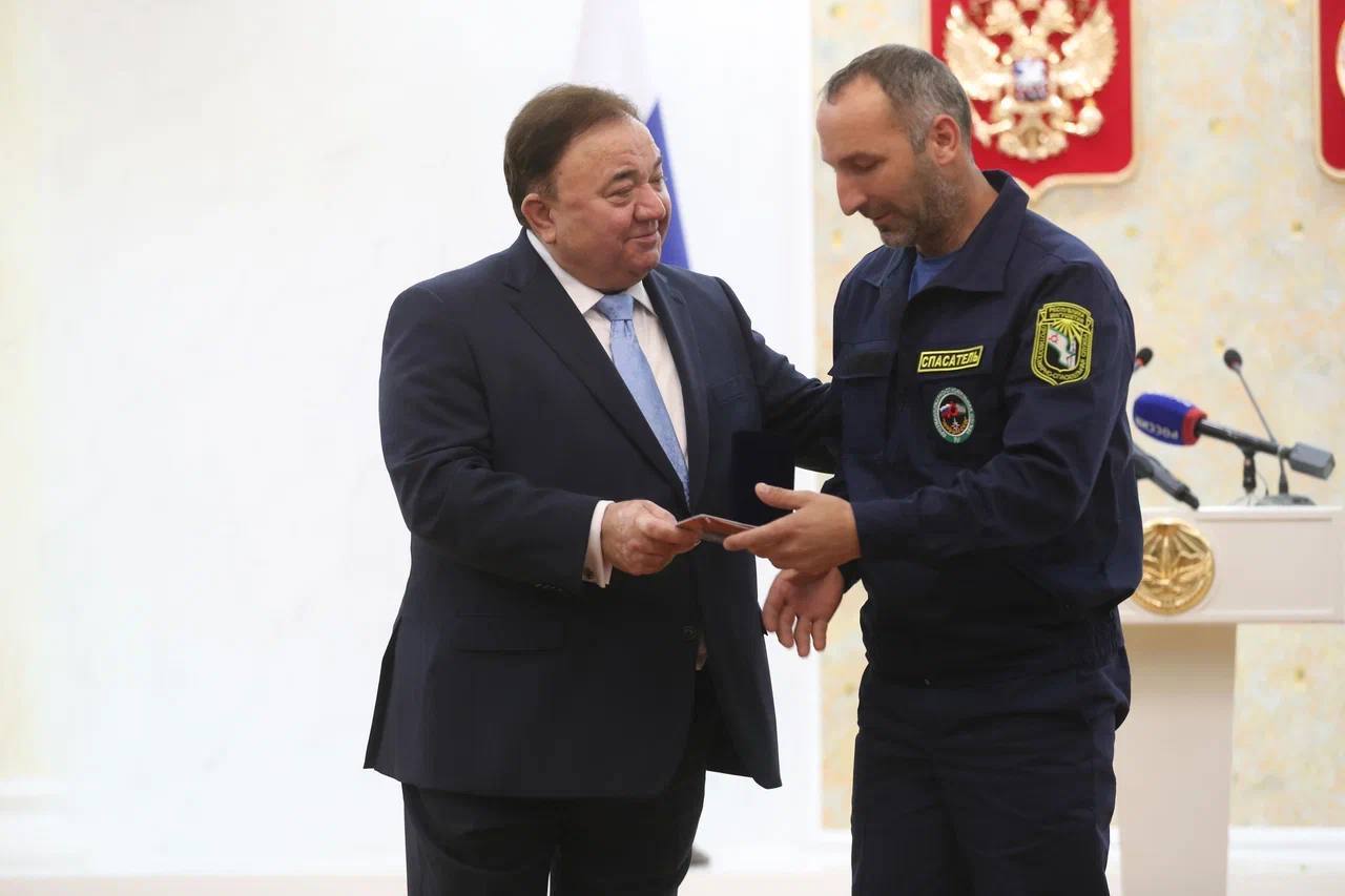 85 тружеников Ингушетии отмечены государственными наградами В Зале Славы Администрации Главы Ингушетии состоялось торжественное вручение государственных наград РФ и РИ. Более 85 представителей различных профессий получили заслуженные награды за свой труд и преданность делу. Глава Ингушетии Махмуд-Али Калиматов подчеркнул важность работы каждого награжденного: «Сегодня мы чествуем лучших из лучших, тех, кто своим трудом, самоотверженностью и ответственностью вносит вклад в развитие не только нашей республики, но и всей страны. Вы – фундамент, на котором строится будущее нашего региона, нашего государства.» Среди награжденных: Заслуженные врачи Учителя Спасатели Тренеры Строители Деятели культуры и др.! Правительство Ингушетии