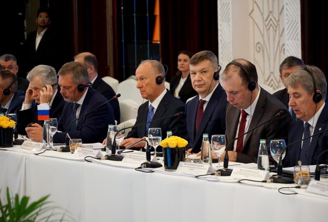 От Ганга до Енисея Рабочий визит в Индию помощника президента председателя Морской коллегии РФ Николая Патрушева начался в понедельник со встречи с советником премьер министра Индии по национальной безопасности Аджитом Довалом Рад снова видеть тебя мой друг в один голос сказали Патрушев и Давал после чего обнялись и засмеялись Сама встреча прошла за закрытыми дверями и об ее итогах собеседники доложат непосредственно премьеру Индии Нарендре Моди и президенту России Владимиру Путину Что касается публичных мероприятий то в понедельник председатель Морской коллегии провел вместе с министром портов судоходства и водных путей Индии расширенные консультации по морской тематике Патрушев предложил Индии интересные морские проекты с РФ rg ru 2025 11 17 ot ganga do eniseia patrushev predlozhil indii interesnye morskie proekty s rf html tgm Подписаться на Российскую газету в Читать нас в MAX