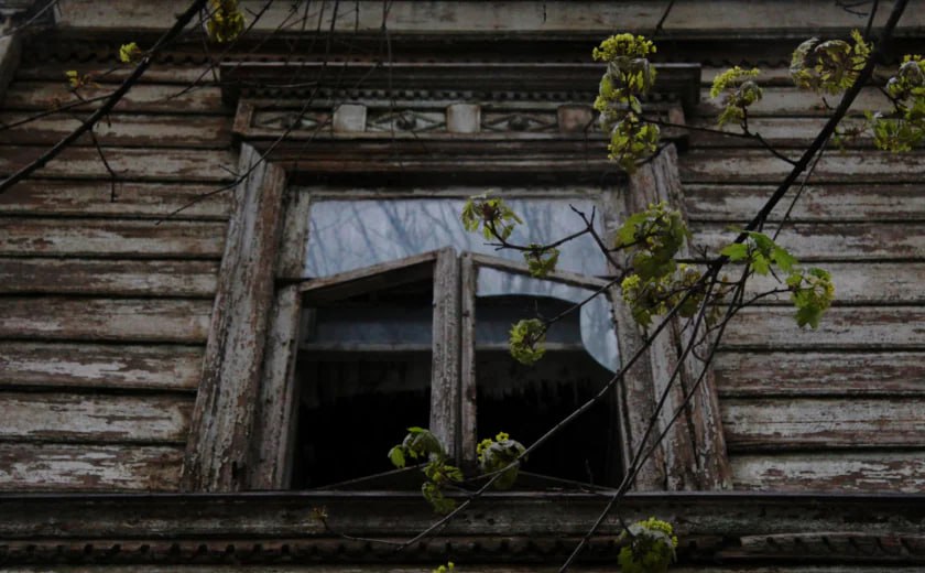 Заросший травой участок: в Тульской области охранного статуса лишили один памятник архитектуры За пять лет в Тульской области охранного статуса был лишен только один объект культурного наследия ОКН , рассказали «Тульской прессе» в региональной инспекции по государственной охране ОКН. Находился он по адресу: город Тула, Павшинский переулок, дом 10. В реальности же этого памятника архитектуры давно нет: только заросший травой и кустарниками участок. ПОДРОБНЕЕ