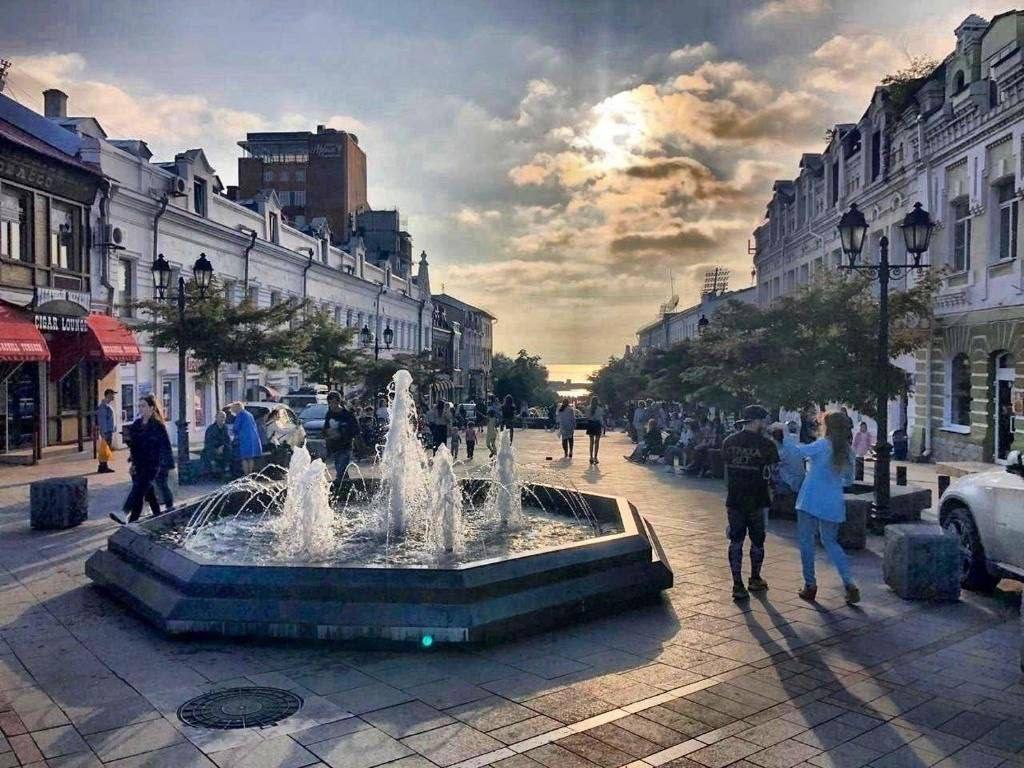 Во Владивостоке открыт сезон фонтанов! Сегодня, 1 мая в городе запустили первые фонтаны — горожан и гостей ждут: 5 фонтанов на ул. Адмирала Фокина; живописные водопады и фонтан на Университетской набережной о. Русский . Самый масштабный фонтан на набережной Спортивной гавани откроется 9 мая — в честь Дня Победы! Сейчас там завершают реконструкцию и проверяют оборудование.