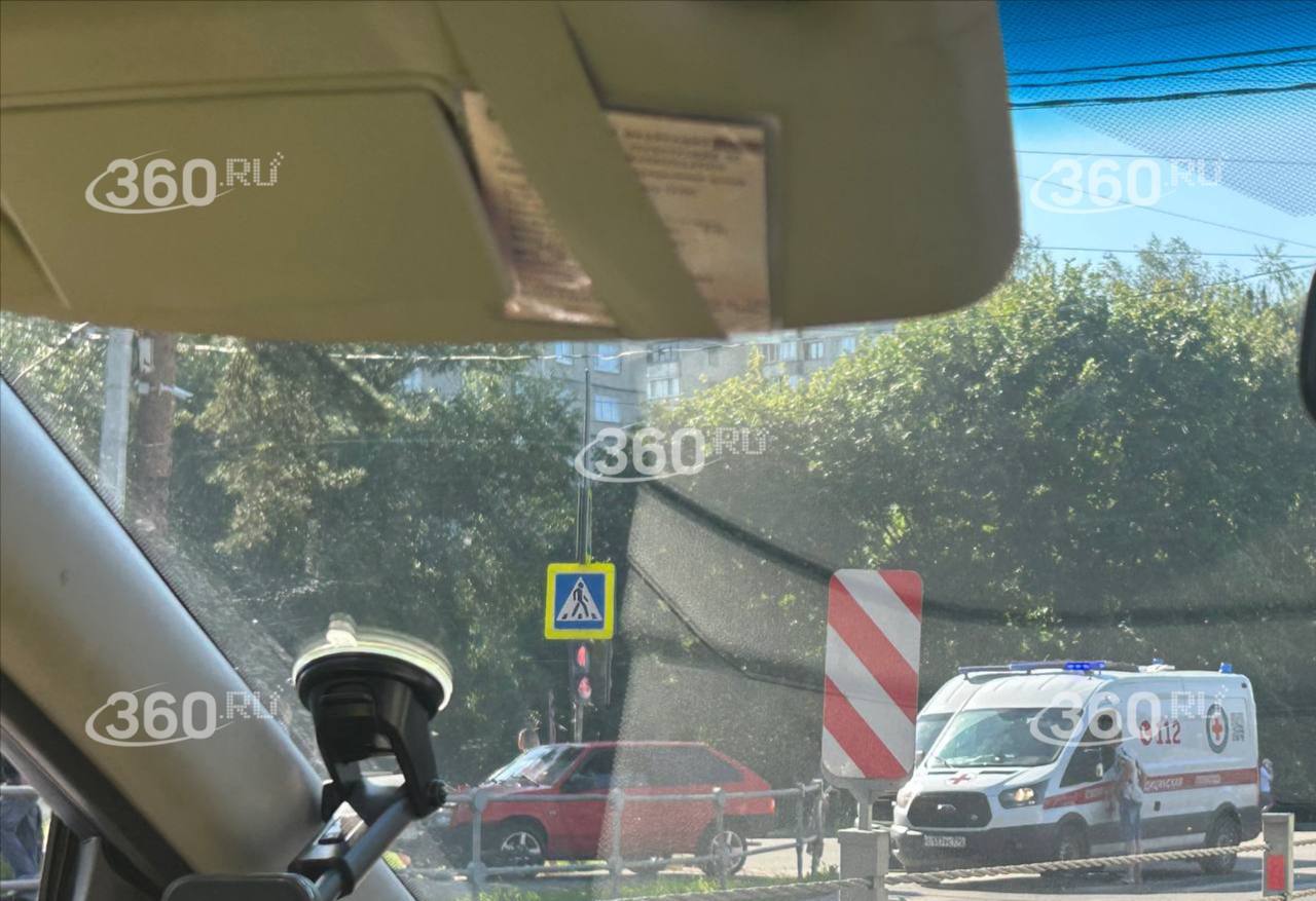 Водитель въехал в пешеходов на светофоре в Раменском.   Очевидцы рассказывают нам о двух пострадавших детях, которые пересекали дорогу с велосипедами. О степени тяжести травм пешеходов не сообщалось. Информация уточняется.
