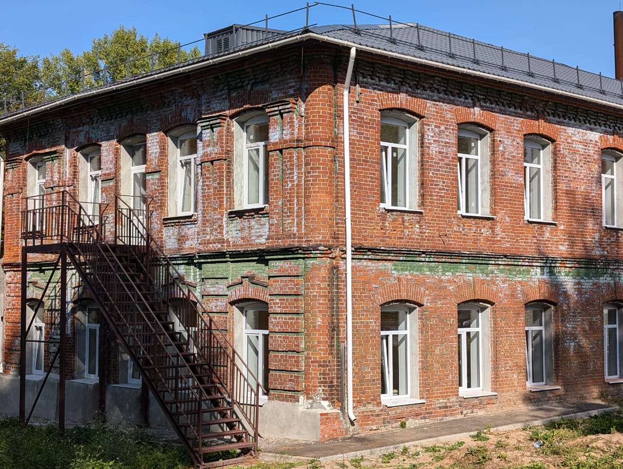 Центральную городскую больницу в городе Горбатове Павловского муниципального округа Нижегородской области подключили к сетям газоснабжения.     Для газификации больницы, к которой приписаны более 2 тысяч человек из 9 населенных пунктов, специалисты «Газпром газораспределение Нижний Новгород» построили сети общей протяженностью 83,5 м, подключили газовое оборудование в котельной лечебного корпуса.    В течение трех лет в медицинском учреждении шел ремонт. Реновация больницы проводилась в рамках национального проекта «Здравоохранение». Была восстановлена кровля и фасад здания. Отремонтированы помещения стационара. Заменены системы отопления и электроснабжения.    Обновленное здание проинспектировали министр здравоохранения Нижегородской области Галина Михайлова,  главный врач ГБУЗ НО «Павловская центральная районная больница» Александр Маслагин и директор филиала «Газпром газораспределение Нижний Новгород» в г. Павлово Станислав Ушаков.   «Горбатовская городская больница возобновила работу после капитального ремонта. Ввод в эксплуатацию котельной не только упростит ее обслуживание и повысит надежность теплоснабжения, но и создаст комфортные условия для пациентов», – отметил Станислав Ушаков.  #газификация #догазификация #соцобъекты #Нижегородская_область