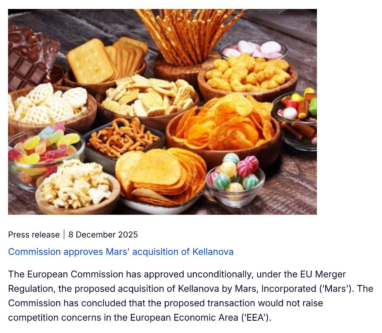 Mars получил разрешение поглотить Kellanova Еврокомиссия одобрила крупнейшую сделку в секторе FMCG за последние годы 36 млрд после чего регуляторных препятствий для её проведения не осталось Одновременно с разрешением со стороны США мы писали что Европа вероятнее всего примет аналогичное решение До этого ЕК провела расследование чтобы оценить влияние сделки на ситуацию с конкуренцией в регионе Результаты расследования Продукты Kellanova не смогут заметно усилить позицию Mars при переговорах с ритейлерами поскольку они нескоропортящиеся и представляют собой объекты импульсного спроса Лояльность потребителей к продукции компаний не настолько высока чтобы они стали совершать покупки в другом магазине при её отсутствии на полках Позиция Mars Покупка может состояться уже на днях 11 декабря Слияние расширит ассортимент для покупателей поскольку вместо шести брендов с продажами более 1 млрд в год у компании будет девять По поводу повышения цен в Mars заявили что от инфляции никто не застрахован и производитель всегда готов предлагать покупателям продукты разных размеров прозрачный намёк на шринкфляцию Также пищевой гигант напрямую не заявил об увольнениях после поглощения но намекнул на них якобы в некоторых областях бизнесы будут пересекаться и их нужно будет рассмотреть отдельно   FMCG Report