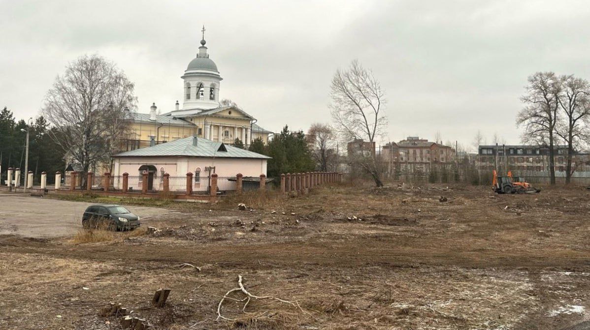 ГородЧе В Вологде вырубили деревья рядом с местным собором, чтобы туристы его видели. Говорят деревья портили вид. Территорию благоустроят, что-то высадят. Вологдский мэр,  еще будучи и.о. как-то сказал, что нельзя благоустроить территорию, ничего там не срубив.  В Череповце тоже как-то под шумок срубили половину Соловьиной рощи, чтобы театр одной дамы было видно в Зашекснинском. @