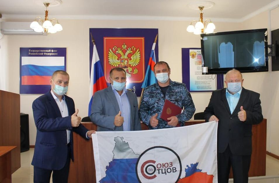 В «Союзе отцов» предлагают отправлять отцов на войну для улучшения благосостояния семьи Организация ещё в 2023 году запустила проект «Отцовская биржа труда», чтобы помочь «повысить уровень достатка и благосостояния семьи». Теперь в рамках этого проекта публикуют «вакансии» службы по контракту. Ничто так не улучшает материальное положение семьи, как мёртвый папа. — подпишись