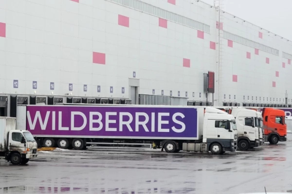 Женщина получила три года колонии за попытку кражи товаров у Wildberries Жительница Омска попыталась похитить товаров на 15 млн, воспользовавшись сбоем в приложении в августе 2023 года, сообщили в пресс-службе региональной прокуратуры. Неоплаченный товар ошибочно помечался как оплаченный. Сначала покупательница заказала и забрала 765 товаров на 1,6 млн рублей — мебель, украшения, детские вещи. А потом — 580 товаров и уже на 14 млн рублей — ювелирные изделия, бытовую технику, одежду. Но похитить вторую партию уже не успела, так как сотрудники маркетплейса обнаружили ошибку. Женщине дали отсрочку реального отбывания наказания до достижения ее ребенком 14 лет. Фото: Petrov Sergey/news ru / www globallookpress com