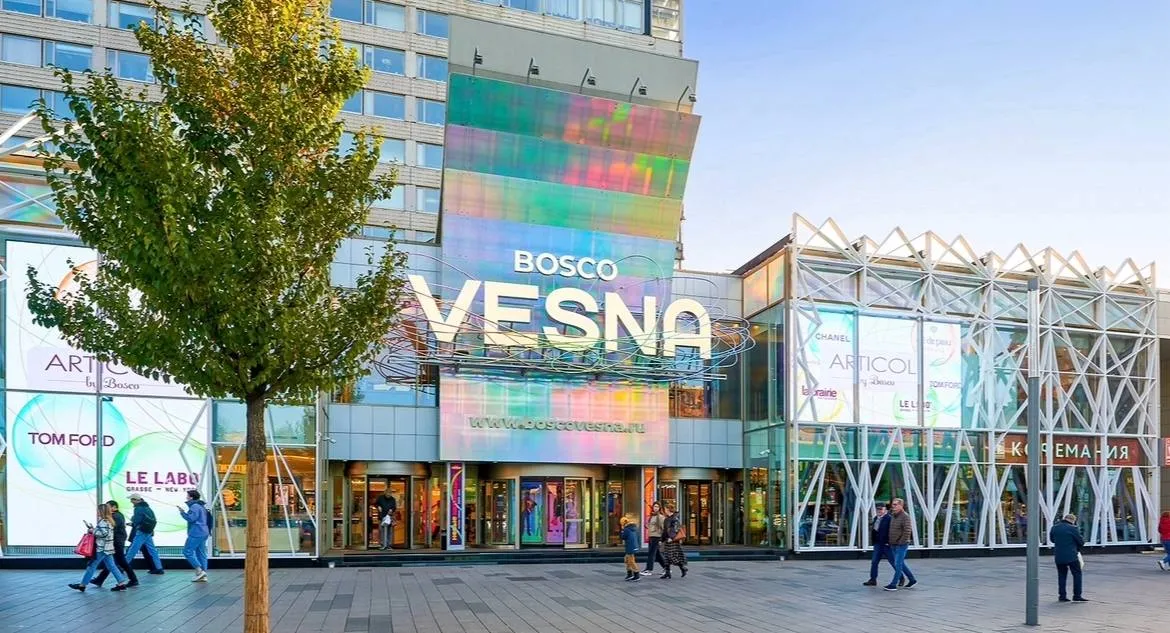 ВТБ распродает активы банк продал торговый центр Bosco Vesna на Новом Арбате Юридическая компания Consul Group сообщила что его купил ЗПИФ СВ под управлением УК КСП Капитал Площадь реализованного объекта составляет 13 351 кв м Здание построено в 1970 х как универмаг Весна в 2006 году стало арендоваться Bosco на долгий срок В 2020 м прошел ребрендинг в BoscoVesna с арт дизайном от Ромена Фроке Сам ТЦ перешел к БМ Банку входящему в группу ВТБ в качестве залогового обеспечения
