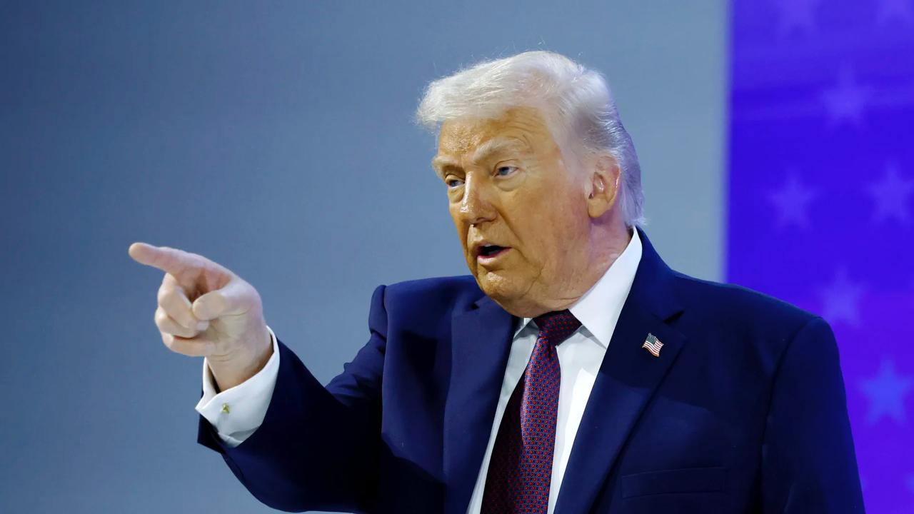 Трамп подал в суд на налоговую службу Требует 10 миллиардов долларов Президент Дональд подал иск против IRS и требует от ведомства не менее 10 миллиардов долларов за утечку своих налоговых данных во время его первого срока пишет Bloomberg com Вместе с Трампом истцами выступают его старшие сыновья и семейная компания Налоговые документы в прессу слил бывший подрядчик Чарльз Литтлджон он получил за это пять лет тюрьмы Теперь Дональд Трамп обвиняет IRS и Министерство финансов США в утечке его данных Ситуация выглядит необычно Президент судится с правительством которое он сам сейчас возглавляет Его личные адвокаты будут сражаться в суде против юристов его же администрации Ранее Дональд Трамп потребовал 230 млн от Министерства юстиции США теперь же речь идет о сумме в десятки раз больше Одновременно власти разорвали контракты с Booz Allen Hamilton где раньше работал Литтлджон Подписывайтесь Телеграм ЧЕРЕДОВ Нью Йорк Youtube канал БЮРО