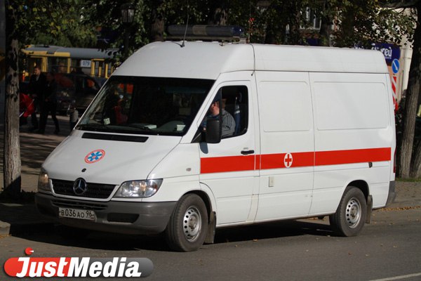 В Госдуму внесли законопроект об ужесточении наказания за нападения на медиков. Как сообщил председатель комитета ГД по труду, социальной политике и делам ветеранов, а также депутат от ЛДПР Ярослав Нилов, инициатива вводит поправки в 63 статью уголовного кодекса. В частности, предлагается ввести дополнительное отягчающее обстоятельство: атаку на медработника при службе. «Очевидно, что медицинским работникам сегодня необходима эффективная защита, — написал Нилов. — Особенно на фоне нехорошей, пугающей правоприменительной практики и статистики». В пояснительной записке к законопроекту его авторы ссылаются на многочисленные нападения на врачей. В качестве примера авторы инициативы привели телесюжет «Вестей. Санкт-Петербург» и статистику за первую половину 2023 года. Тогда Минздрав зафиксировал 820 случаев, когда против медиков применили физическую силу.