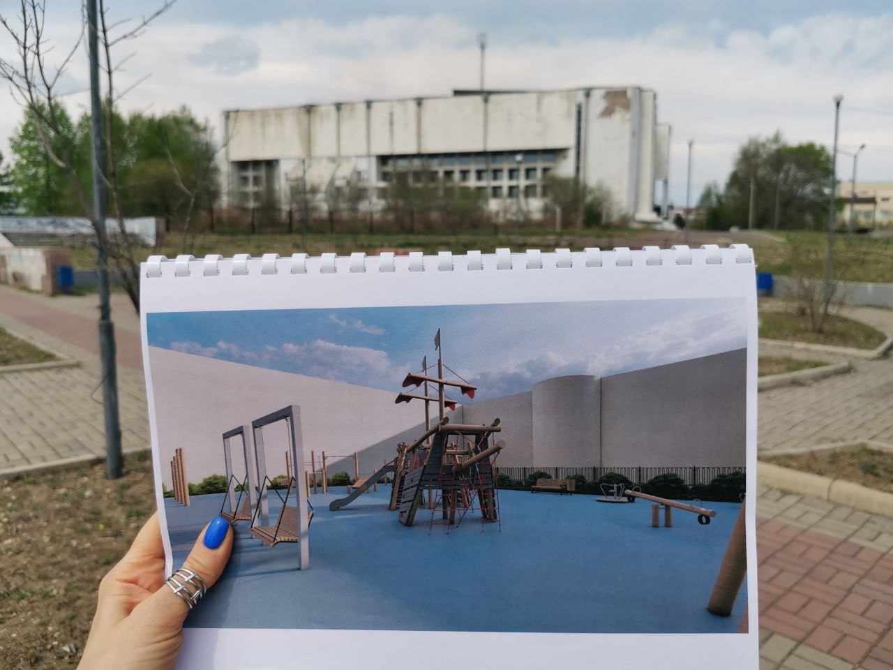 Подрядчики приступили к ремонту городской набережной Мэрией города решено перекрывать объект поэтапно, чтобы минимизировать неудобства для горожан. Сейчас идет демонтаж в районе скейт-парка. Здесь полностью заменят спортивные объекты, создавая современное пространство для молодежи, где они смогут оттачивать свое мастерство. Также обновят амфитеатр, заменив сиденья и плитку. За филармонией установят универсальную детскую площадку, где можно будет играть и заниматься спортом. Будут заменены разрушенные элементы набережной: перила и брусчатка, все необходимые материалы уже заказаны подрядчиком. Также планируется установить павильоны для торговли, топиарные фигуры и круглогодичные туалеты. Высадят новые зелёные насаждения. "Ремонт набережной – ключевой момент нашего мастер-плана. Создадим объект, который станет центром притяжения для всех: семей, молодежи и людей старшего возраста"- рассказал мэр Биробиджана Максим Семёнов. Все НОВОСТИ ЕАО в одном месте жми Прислать новость