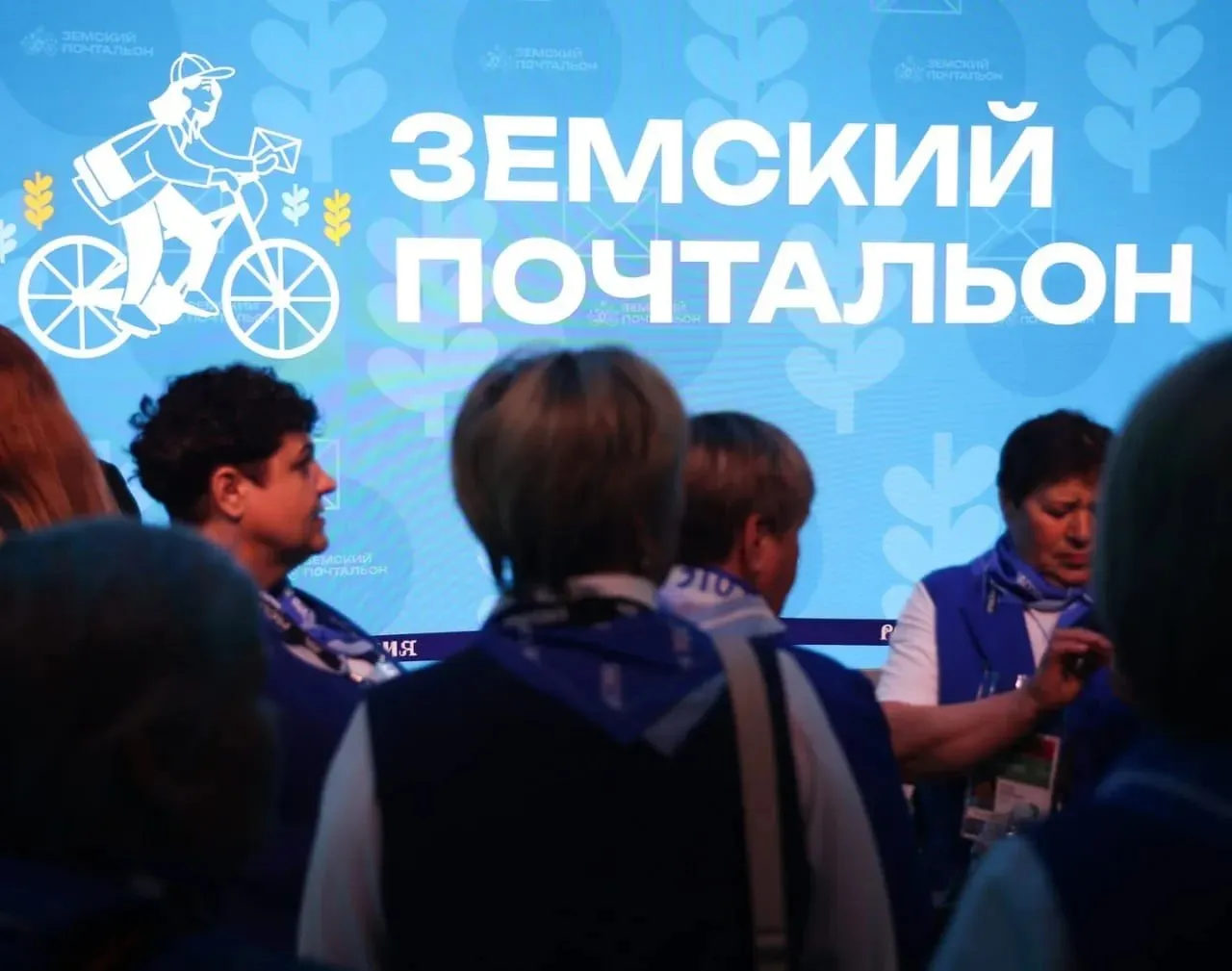 Почтальон из Усть Камчатска снова в финале всероссийского конкурса в Москве Наталья Титаренко почтальон 1 го класса из посёлка Усть Камчатска снова вышла в финал престижного всероссийского конкурса Земский почтальон Напомним за звание лучших борются десятки профессионалов из всех регионов страны от Калининграда до Дальнего Востока В этом году финал конкурса состоится 26 мая в Москве По данным организаторов заявки на конкурс подали свыше трёх тысяч почтальонов финалистов отбирали региональные комиссии Совсем скоро поддержать Наталью Титаренко можно будет онлайн с 4 по 25 мая пройдёт голосование номинация Народный почтальон на официальной странице Почты России в социальной сети ВКонтакте Победителя в номинации Лучший земский почтальон ждёт денежный приз 250 тысяч рублей а обладатель титула Народный почтальон получит 150 тысяч рублей Конкурс Земский почтальон организован федеральным партийным проектом Единой России Российское село при поддержке Почты России Минсельхоза Минцифры и Профсоюза работников связи России Подписывайтесь на наш канал в MАКС устькамчатскийокруг ПочтаРоссии