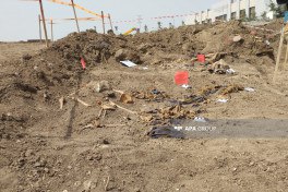 Во время раскопок, проведенных в апреле этого года на освобожденных территориях, обнаружено два массовых захоронения.  Oб этом сказал журналистам заместитель руководителя Рабочей группы Госкомиссии по делам военнопленных, заложников и без вести пропавших граждан Эльдар Самедов.  Он отметил, что одно из массовых захоронений обнаружено недалеко от города Шуша, на перекрестке дорог Шуша-Ханкенди и Шуша-Лачин.  Предположительно, останки принадлежат минимум пяти лицам. Останки вывезены в связи со строительством дороги. Второе захоронение в Ходжалы обнаружено на дороге Аскеран-Ходжалы. Здесь найдены останки не менее 7 без вести пропавших шехидов.  По заключению специалистов, останки принадлежат гражданским лицам.