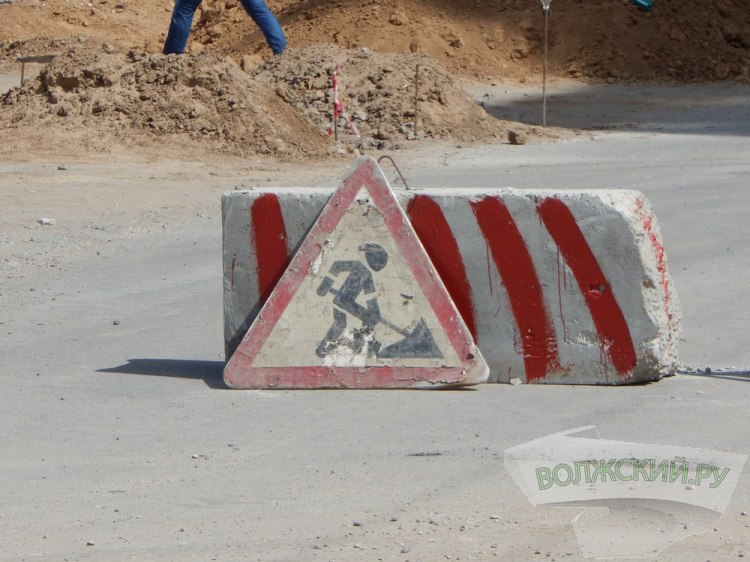 В Волжском за 5,5 миллиона отремонтируют дорогу до ГСК «Титаник» В Волжском ищут подрядчика для выполнения текущего ремонта покрытия автомобильных дорог и проездов. На сайте госзакупок размещен соответствующий электронный аукцион с начальной ценой более 5,5 миллиона рублей. Заказчиком закупки выступает КБиДХ администрации Волжского. Как узнал Волжский.ру из закупочной документации, работы включают ремонт участка дороги от автобусного производства до ГСК «Титаник» на улице Пушкина. В общей сложности подрядчику предстоит уложить асфальт на площади более 1,85 тысячи м2. Подробнее на Волжский.ру: #ВолжскийРу #волжский #vlz