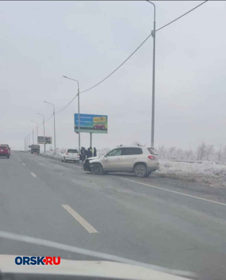 ORSK RU 18 Несколько машин оказалось на обочине из за гололёда на Новотроицком шоссе Утром на Новотроицком шоссе дорожная обстановка стала испытанием для водителей два автомобиля судя по всему столкнулись а ещё одно вынесло на обочину машина оказалась прямо у дорожного указателя Орск Челябинск Причиной ДТП скорее всего стало скользкое покрытие Официальная информация уточняется Подписаться на ORSK в MAX 8 3537 4  7      7  7   объявления по телефону бесплатно