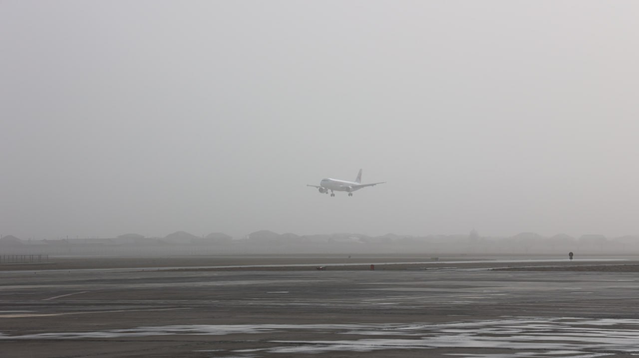 Международный аэропорт Ташкента ограничил работу из за плохих погодных условий Из за неблагоприятных метеоусловий в аэропорту Ташкента туман видимость 700 м введены некоторые ограничения на приём и выпуск воздушных судов В связи с неподходящей категорией экипажа рейсы С6550 авиакомпании Centrum Air по маршруту Сеул Ташкент и 9S3304 авиакомпании Air Samarkand по маршруту Джидда Ташкент были перенаправлены на запасной аэродром в Самарканде uznews