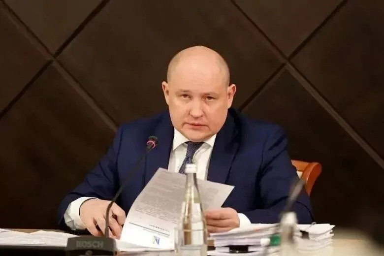 Сегодня в школе 13 произошло обрушение балкона на 2 этаже По предварительной информации пострадали 10 детей которые вышли на него чтобы сфотографироваться На месте работают все необходимые оперативные службы Детям оказывается помощь пострадавшие транспортируются в больницу У них травмы разной степени тяжести В причинах произошедшего будем разбираться Будет проведено тщательное расследование всех обстоятельств установлены причины случившегося и приняты все необходимые меры Буду держать вас в курсе развития событий