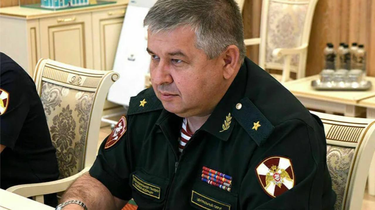 Генерал с девятью годами — на фронт вместо зоны Замкомандующий Центральным округом Росгвардии Вадим Драгомирецкий отправился на «СВО» — вместо того чтобы сидеть за взятку в 19 миллионов рублей. В 2024 году его признали виновным в получении взятки от подрядчика, работавшего с округом. Суд приговорил генерала к девяти годам, но теперь он — не в колонии, а на передовой. Как именно ему удалось сменить срок на «командировку» — не сообщается. Но это уже не первый случай, когда фигуранты уголовных дел избегают тюрьмы, согласившись воевать. Подписаться Прислать новость