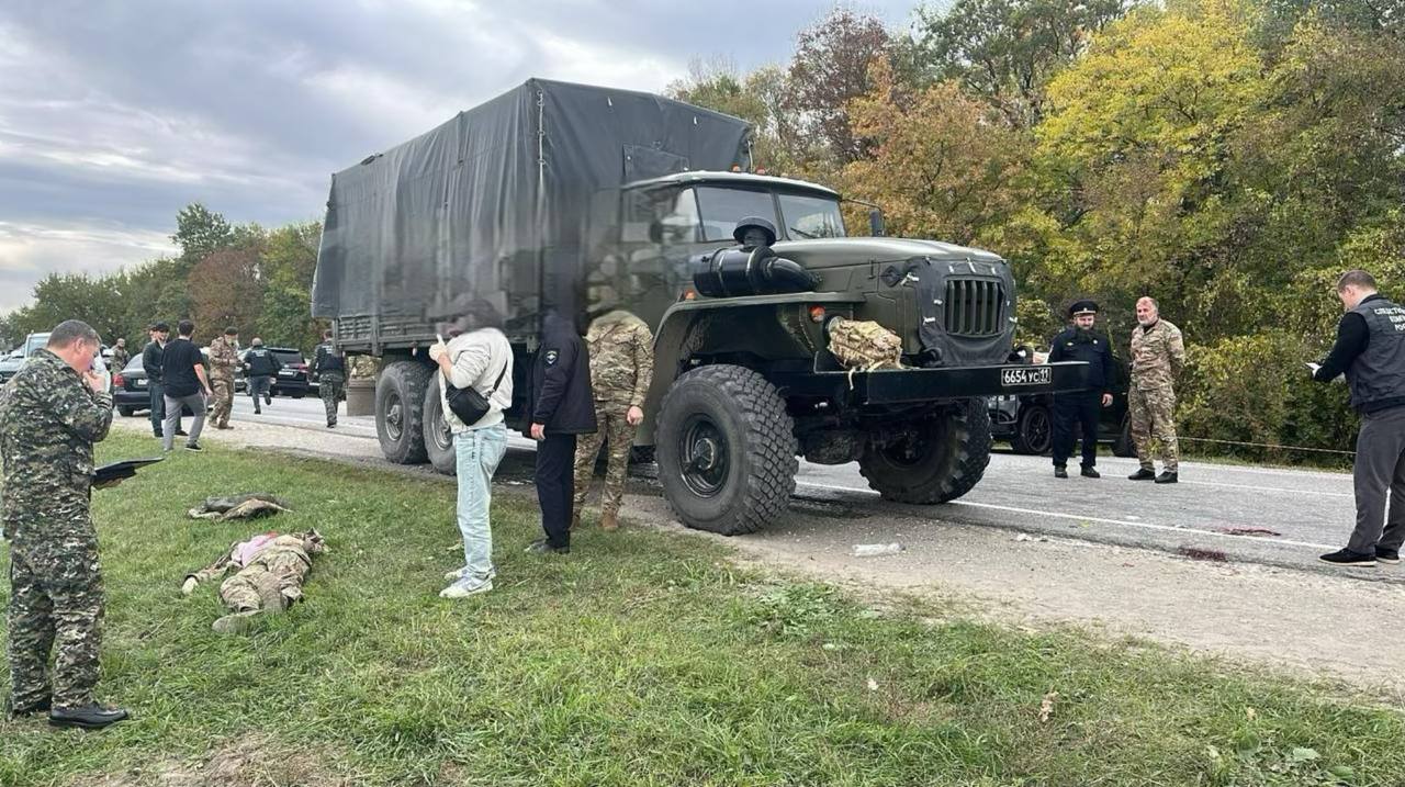 Чеченские силовики массово задерживают мужчин после нападения на Росгвардию — «Мемориал»  По информации правозащитников из «Мемориала», силовики в отделениях полиции предлагают задержанным согласиться на отправку на войну, угрожая уголовными делами в противном случае. 4 ноября организация сообщила о 20 задержанных только в Старопромысловском отделе, а по всей Чечне их «сотни».  Правозащитники описали одно из задержаний: 3 ноября силовики избили 42-летнего Ризвана Батырова на глазах у его 82-летней матери и увезли его в отделение. У Батырова есть инвалидность и двое несовершеннолетних детей.  «Мемориал» связывает эти «зачистки» с недавним нападением на колонну Росгвардии. 24 октября в станице Петропавловская Грозненского района произошел обстрел грузовика силовиков, в результате чего погиб один сотрудник.    Подписаться   Прислать новость