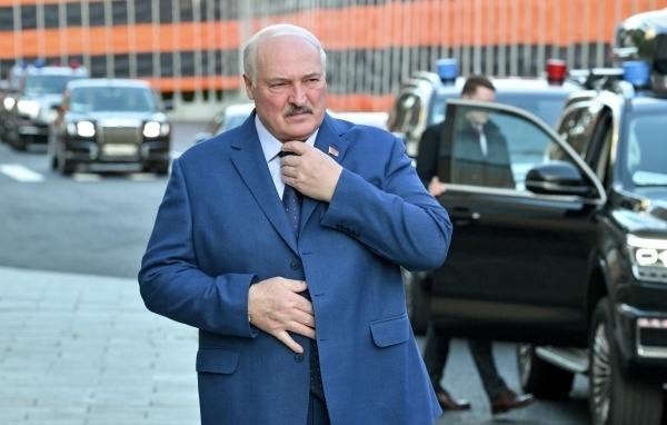 Александр Лукашенко посоветовал не есть картофель слишком часто По словам белорусского лидера, этот овощ следует употреблять в пищу один-два раза в неделю. «И то в запечённом виде либо пюре», — сказал президент во время посещения города Волковыска Гродненской области. Глава государства отметил, что «если мы будем есть картошку, как пишем в тиктоках, то худенькими не будем». Подпишись на «Говорит Москва»