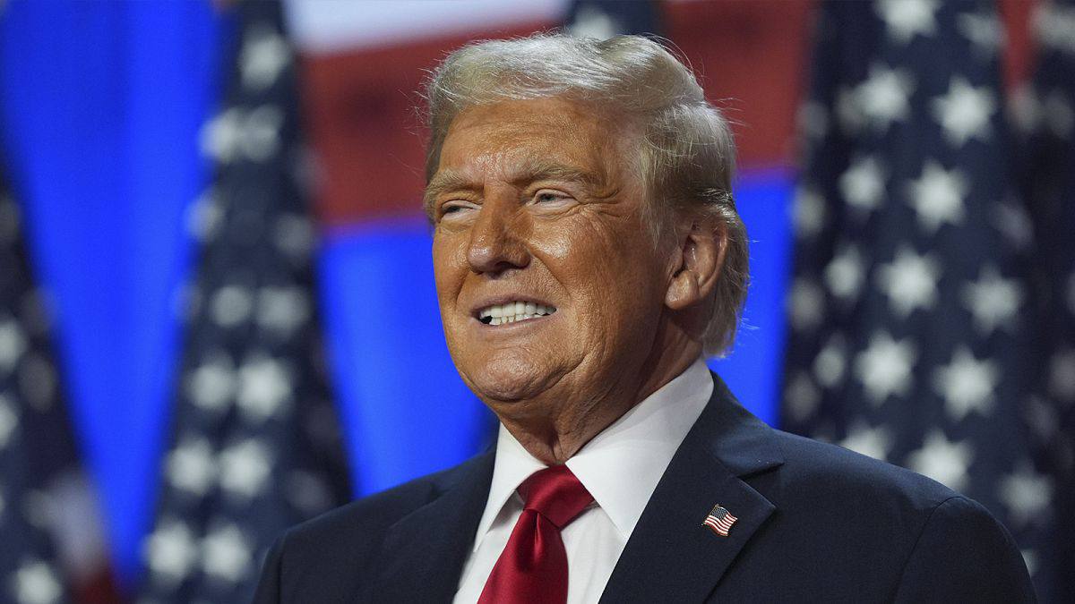 Лишь 18 россиян относятся к президенту США Дональду Трампу положительно ФОМ 42 опрошенных оценивают главу США отрицательно 40 респондентов затруднились с оценкой При этом 75 россиян воспринимают Трампа как человека скорее хитрого и лукавого Летом уровень доверия россиян к Трампу был в 2 раза больше Гуд Афтенун Новости