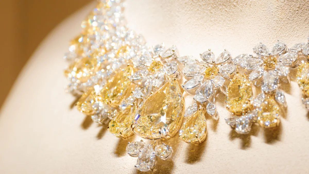 За год казанцы приобрели золота на 494 4 млн рублей В 2025 году в денежном выражении совокупный объем купленного в Казани золота составил 494 4 млн руб На тысячу жителей столицы Татарстана пришлось 13 3 грамма золота По объему покупки золота в 2025 году Казань заняла девятое место в рейтинге Лидером по покупке золота стал Санкт Петербург 36 6 грамма на тысячу жителей за ним следуют Москва 36 1 грамма и Воронеж 24 5 грамма Фото Chopard kommersantkazan