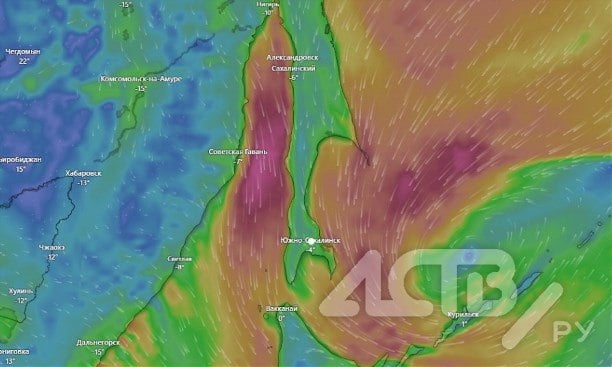 Метель может задержаться на Сахалине на четыре дня: траектория движения циклона  Циклон может принести в островной регион затяжную метель. Согласно прогнозу windy.com, стихия с Тихого океана "пройдёт" по Камчатке, зацепит Сахалин и только к пятнице начнёт ослабевать, смещаясь на восток.  По данным интерактивной карты сервиса windy.com на 12:00 27 января, в Южно-Сахалинске погода начнёт портиться уже сегодня вечером. К ночи поднимется порывистый ветер, пойдёт снег, который не прекратится до конца рабочей недели. Вместе с тем, по предварительным данным, сильный ветер будет отмечаться только 28-29 января и 30 января, в остальные дни он будет слабее.   Примерно такая же обстановка будет наблюдаться в Долинском районе. Температура в ближайшие несколько дней в Южно-Сахалинске и Долинске - в пределах -3.   В Корсакове, Аниве, Невельске и Холмске ветер будет менее сильным  порывы 15-17 м/с , но также прогнозируют снег до конца рабочей недели. Температура здесь будет держаться от -3 до -5 градусов. В Углегорске, Томари, Поронайске и Макарове порывы ветра до 20 м/с, осадки, температура от -2 до -6.  Исходя из представленной траектории движения циклона, к концу рабочей недели он начнёт смещаться на восток. Стихия на Сахалине успокоится в пятницу, но ещё некоторое время будет оказывать влияние на Камчатку.    Прислать новость   Подписывайся на «АСТВ.ру»