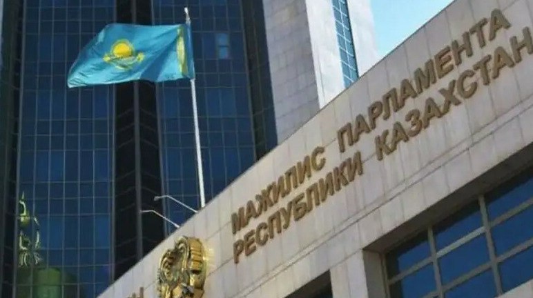 Мажилис рассмотрит поправки о запрете ЛГБТ пропаганды Поправки о запрете пропаганды ЛГБТ и педофилии вынесут на пленарное заседание Мажилиса Изменения коснутся девяти законов Казахстана включая нормы о защите детей и работе СМИ передает ArbatMedia Рабочая группа Мажилиса одобрила законопроект о запрете пропаганды нетрадиционных сексуальных отношений и педофилии В ближайшее время документ рассмотрят на пленарном заседании парламента Законопроект предусматривает изменения в девять действующих законов республики Среди них нормативные акты о правах ребенка рекламе связи культуре образовании защите несовершеннолетних от опасного контента кинематографии онлайн платформах и СМИ Глава рабочей группы депутат Елнур Бейсенбаев пояснил что под пропагандой нетрадиционных сексуальных отношений понимается распространение такой информации через публичные мероприятия средства массовой информации и интернет ресурсы для создания позитивного отношения в обществе Прислать новость