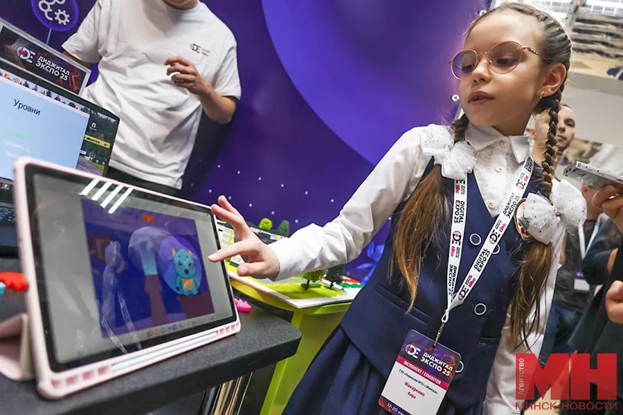 От высоких технологий до TikTok-планшета: в Минске открылась выставка Digital Expo — 2025. Одним из ключевых участников стал холдинг «Горизонт». Он демонстрирует систему АРМ — автоматизированного рабочего места, игровой ноутбук с процессором Intel Core i7 13-го поколения, прототип TikTok-планшета с очень высокой производительностью и камерой на 140 мегапикселей, поворотной на 360°. Госкомитет по науке и технологиям Беларуси представил дроны для посева и опрыскивания. В образовательном кластере участвуют ведущие вузы, ответственные за подготовку кадров цифровой индустрии. К примеру, БНТУ представил ПО для управления электрическими сетями энергосистем, в том числе расчета, контроля режимов и потерь энергии. «Минск-Новости» MINSKNEWS.BY Telegram Viber FB VK Inst TikTok YouTube