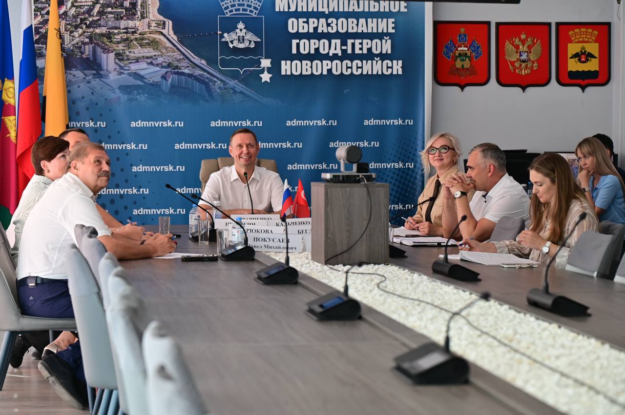 Вопросы взаимодействия по оптимизации работы мусорного полигона Новороссийска обсудили с коллегами из Турции.   В городе-побратиме Самсуне используются технологии, благодаря которым удается ликвидировать отходы и выделяемый газ преобразовывать в электроэнергию. Впечатляющий опыт зарубежных коллег может стать полезным для применения в нашем городе.   В ближайшее время руководители мусорных полигонов обменяются проектами решений для обсуждения ключевых моментов и технологических возможностей их реализации. При успешном внедрении этот шаг позволит не только улучшить экологическую ситуацию в городе, но и получить дополнительный источник энергии.   Также зарубежные коллеги заинтересовались новороссийским Дендропарком. Реализация подобного проекта имеет большой потенциал для Самсуна. Уверен, что такой взаимовыгодный обмен опытом станет успешным примером международного сотрудничества.