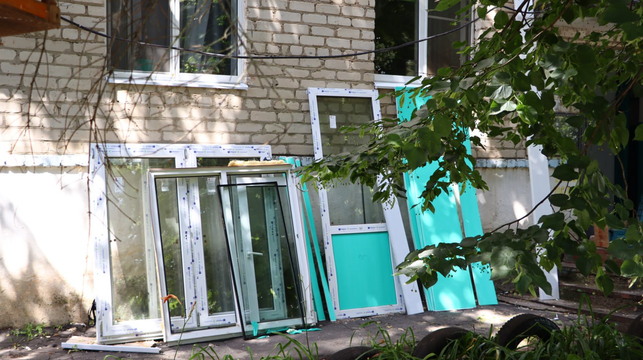 23 дома пострадали при обстрелах ВСУ за последнюю неделю Из них 15 частных и 8 многоквартирных домов в Рыльске, Льгове и Курске. Уже привели в порядок 12 частных и 4 многоквартирных: вставили окна, установили откосы и подоконники. Специалисты выполнили капитальный ремонт кровель и полностью восстановили покрытия. Привели в порядок 38 м² фасадов: разобрали поврежденные элементы, отремонтировали каркас и выполнили монтаж новых фасадных систем. Фото: Правительство Курской области Вести-Курск. Только проверенная информация Прислать новость