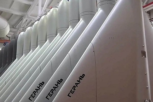 В России запатентовали БПЛА Герань гражданского назначения В РФ разработали выполненный по схеме летающее крыло БПЛА для дистанционного мониторинга лесов и доставки гуманитарных грузов по своим характеристикам и конструкции схожий с беспилотником Герань 2 Об этом сообщает ТАСС Полезная модель относится к беспилотным летательным аппаратам гражданского назначения и может быть использована в сельскохозяйственной сфере лесном хозяйстве геодезии и других сферах деятельности говорится в описании к патенту Отмечается что изделие представляет собой планер самолетного типа выполненный по схеме летающее крыло с треугольным крылом и цилиндрической носовой частью Фюзеляж носовой обтекатель и отъемные части крыла выполнены из композиционных материалов с использованием наполнителя в виде конструкционного ПВХ пенопласта а в составе двигателя использованы алюминиевые элементы воздушный винт изготовлен из авиационных пород древесины aviaru net n288967