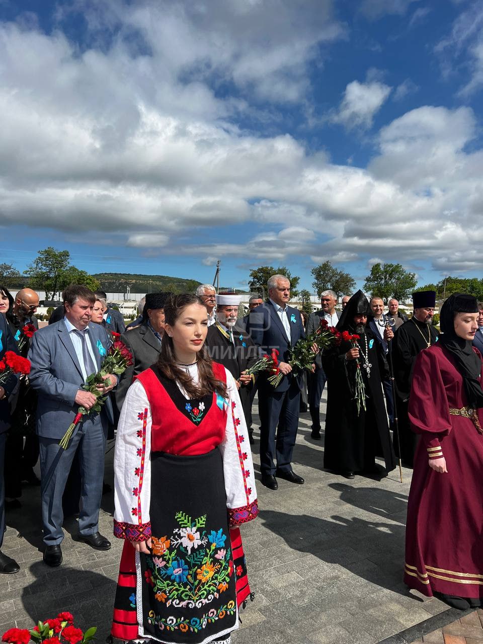 В Крыму возложили цветы к Монументу памяти депортированных народов на территории Мемориального комплекса жертвам депортации «Путь возрождения народов Крыма» на железнодорожной станции Сирень Бахчисарайского района. В мероприятии, приуроченном ко Дню памяти жертв депортации из Крыма, принял участие Глава республики Сергей Аксёнов, передаёт корреспондент телеканала «Миллет».