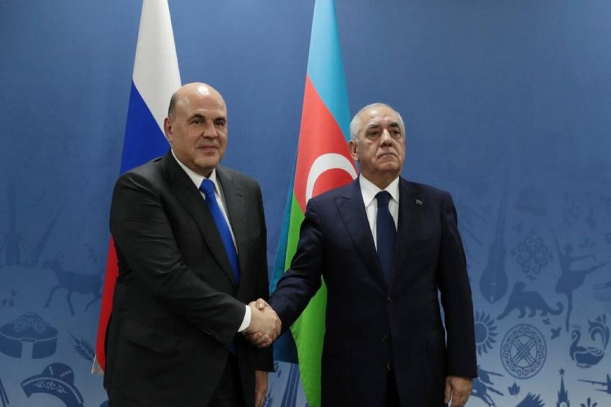 Мишустин поговорил по телефону с премьером Азербайджана Асадовым Обсудили актуальные вопросы торгово экономического и научно технического сотрудничества Мишустин и Асадов подчеркнули важность продвижения совместных проектов в промышленности энергетике транспортной инфраструктуре и других областях