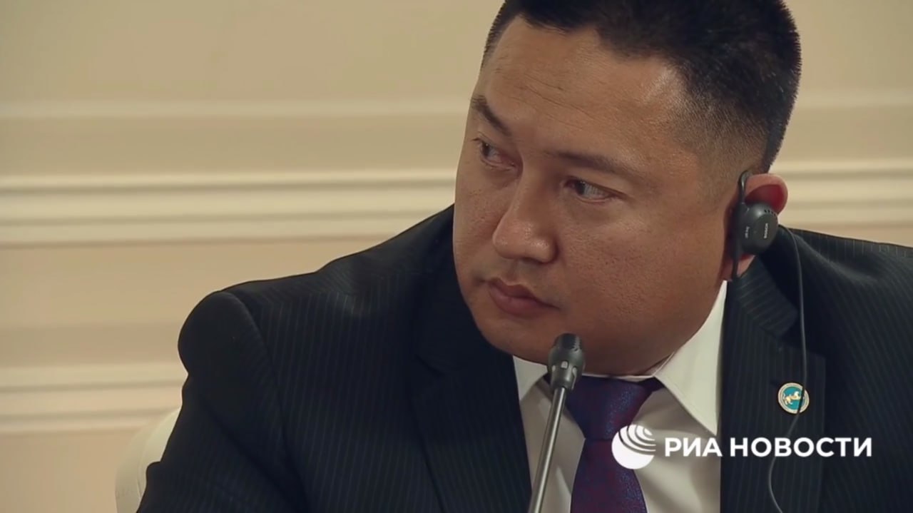 Владимир Путин общается с журналистом из Казахстана У нас с Казахстаном особые отношения, союзнические в самом прямом смысле слова; Мы сотрудничаем с Казахстаном в рамках ШОС, ОДКБ и других организаций. Создаются условия для взаимодействия по всем важным направлениям; Мы планируем расширить поставки энергоносителей в Казахстан, мы думаем о том, как вместе выходить на рынки третьих стран и как организовать логистические маршруты по поставкам казахстанской нефти; Развивается сотрудничество в гуманитарной сфере, в сфере образования; Токаев понимает, какое значение для Казахстана имеет развитие отношений с РФ, Москва этим дорожит и будет отвечать тем; Я не вижу никаких моментов, осложняющих наши отношения. Украина.ру — подписаться и знать больше