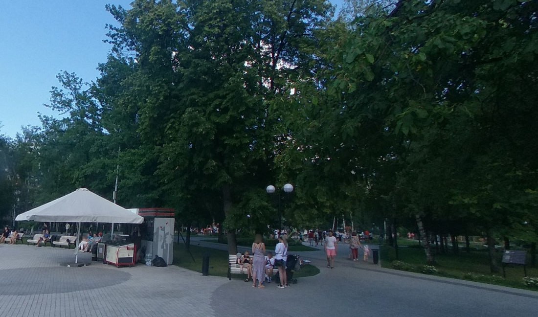 День ВДВ отпразднуют в Центральном парке Новосибирска  «На сцене прозвучат песни десантников, вдохновляющие рассказы о легендарных командирах ВДВ. В память о героях объявят минуту молчания», — уточнили в пресс-службе мэрии.   Официальное открытие запланировано на 11:00. Посетители смогут сфотографироваться на автомобиле МЧС, увидеть образцы современного оружия, попробовать солдатскую кашу и принять участие в спортивных состязаниях.  Фото: Яндекс.Карты
