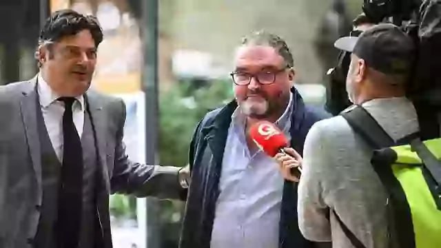 Во Франции судят врача который травил пациентов чтобы потом их спасать Фредерик Пешье работал анестезиологом и ему очень нравилось реанимировать больных А поскольку пациентов в критическом состоянии не хватало доктор немножко помогал им достичь нужной кондиции с помощью лекарств А потом на глазах у всех спасал Не забывая при этом указывать коллегам на их ошибки которые якобы чуть не привели к трагедии По данным полиции Пешье отравил 30 человек А спасти удалось всего 18 Так что теперь ему светит пожизненное Подписаться на truekpru Читать нас в MAX