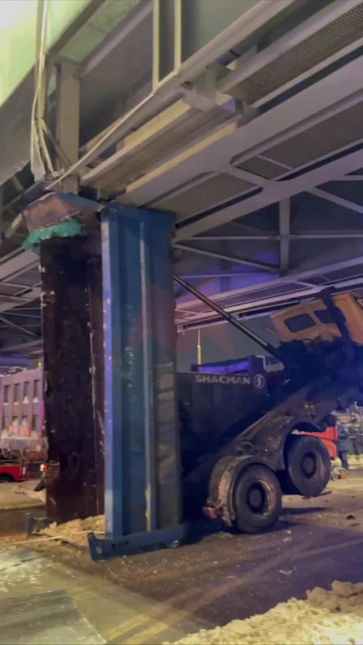 Самосвал застрял под мостом у метро Технопарк, движение затруднено