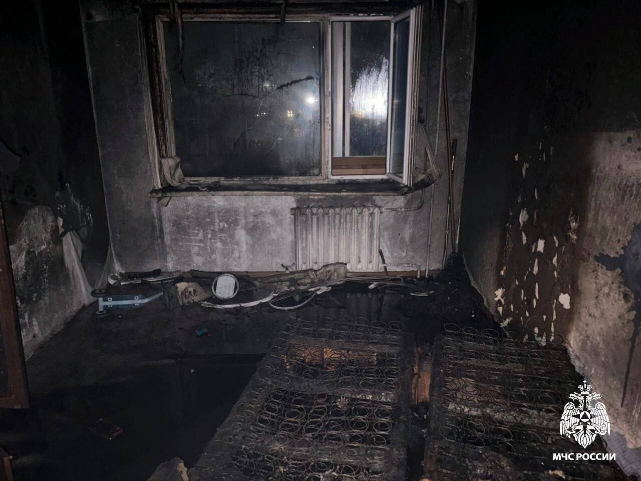 Трехлетнего мальчика спасли после отравления в пожаре в Приморье Ребенок чьи брат и сестра погибли при пожаре 31 октября в Уссурийске выжил благодаря усилиям врачей нескольких медучреждений Мальчик поступил в детскую краевую больницу 1 Владивостока в крайне тяжелом состоянии с диагнозом токсическая энцефалопатия После длительного лечения в реанимации его перевели в педиатрическое отделение с положительной динамикой Сейчас состояние ребенка стабилизировалось опасений у медиков нет В ближайшее время его выпишут из больницы и передадут опекунам Deitaru