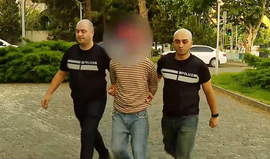У метро «Грмагеле» произошло убийство МВД Грузии сообщило о задержании мужчины, которого обвиняют в нападении на трех человек у станции метро «Грмагеле». По версии следствия, нападению предшествовал конфликт. По данным ведомства, ночью 4 июня обвиняемый напал на трех человек с холодным оружием. Один из них скончался в клинике. Обвиняемому грозит до заключение сроком до 20 лет или пожизненное. Фото: скриншот из видео МВД инстаграм фейсбук Paper Kartuli