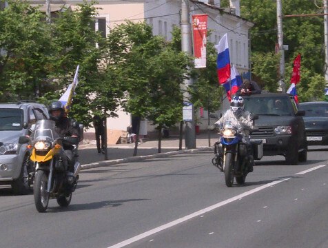 Автопробег ко Дню России провели калужские волонтеры Накануне Дня России представители волонтёрских организаций совершили торжественный автопробег по улицам Калуги.