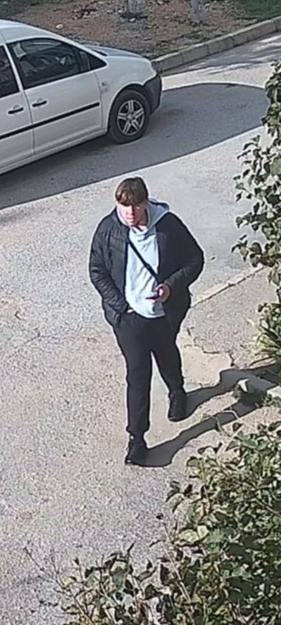 Полиция Севастополя просит помощь в установлении личности мужчины Полиция Севастополя обращается ко всем жителям города с просьбой оказать содействие в поиске информации о мужчине нуждающемся в специализированной медицинской помощи Сотрудники отдела МВД России по Гагаринскому району регулярно получают сигналы от местных жителей проживающих вблизи проспекта Героев Сталинграда район Сталинградского рынка и торгового центра Апельсин По словам очевидцев мужчина нуждается в профессиональной поддержке и возможно требует медицинского вмешательства Как выглядит мужчина Возраст примерно 18 30 лет Телосложение крупное Рост ориентировочно составляет 180 190 сантиметров Любые сведения касающиеся имени места жительства или обстоятельств позволяющих точно определить личность данного гражданина будут важны и полезны Дежурная часть ОМВД России по Гагаринскому району телефон 102 телефоны горячей линии 7 920 273 87 00 7 920 273 87 01 Электронная почта 9202dch mvd ru Севкор теперь в MAX Читайте Севкор