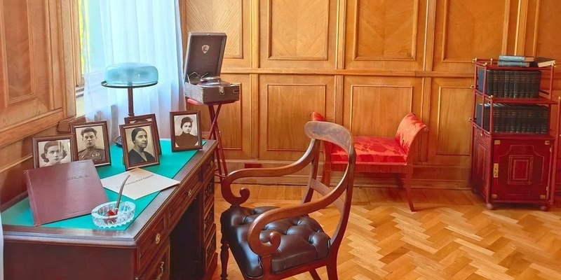 На даче Сталина в Сочи открыли для посетителей два новых зала Это спальня вождя и малая переговорная комната Первыми комнаты посетили иностранные журналисты в рамках медиафорума Вся Россия 2025 Много раз здесь писала что в Анапе есть не только пляжи но и много чего еще интересного Так вот в Сочи тоже