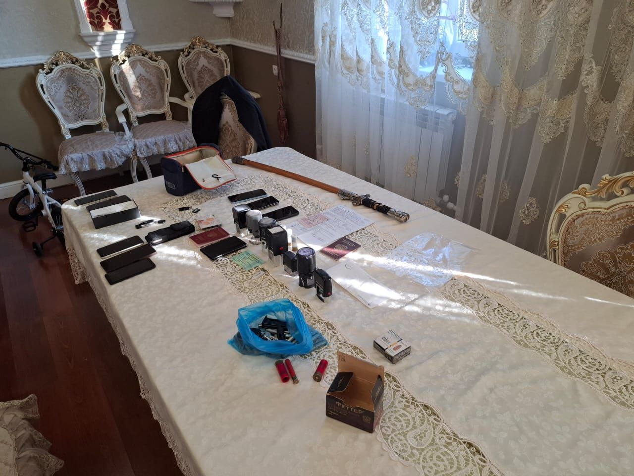 Мужчину похитили возле парка 40-летия ВЛКСМ. Инцидент произошёл ночью 13 мая. Пострадавшего затолкали в машину, увезли на пустырь и потребовали 100 тысяч рублей. Мужчина смог освободиться под предлогом поиска денег. По предварительной информации, летом 2024 года он взял у обвиняемых в долг 200 тысяч рублей, в ноябре вернул деньги, однако остался должен проценты — 30 тысяч рублей. В его адрес поступали угрозы и требования вернуть большую сумму. Мужчина обратился в полицию. Сотрудники задержали злоумышленников, изъяли у них пять охотничьих ружей и два пистолета. Подписаться Прислать новость