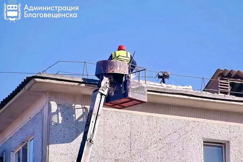 Управляющим компаниям Благовещенска сделали 137 предупреждений за плохую очистку крыш Большинство из предупреждений исправлены или находятся в процессе устранения За плохую уборку и обслуживание крыш управляйкам может грозить штраф до 300 тысяч рублей и отстранение от работы до трех лет Помимо очистки крыш сотрудники УК должны    осматривать кровлю и следить за отсутствием повреждений и протечек  убирать снежный навес и сосульки с козырька  мониторить состояние водосточной системы  устанавливать ограждения в небезопасных местах Жители многоэтажек могут оставить заявку на уборку снега и наледи с помощью приложения Госуслуги Дом ampravda